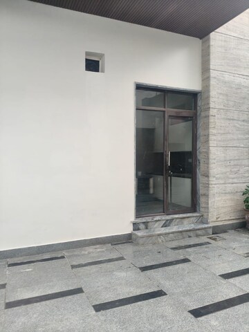 Room in 1 BHK Builder Floor at Chattarpur – for Rent