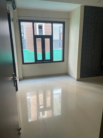 Room in 2 BHK Builder Floor at Sector 9a – for Rent
