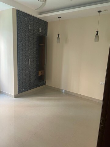 Room in 2 BHK Builder Floor at Sector 9a – for Rent