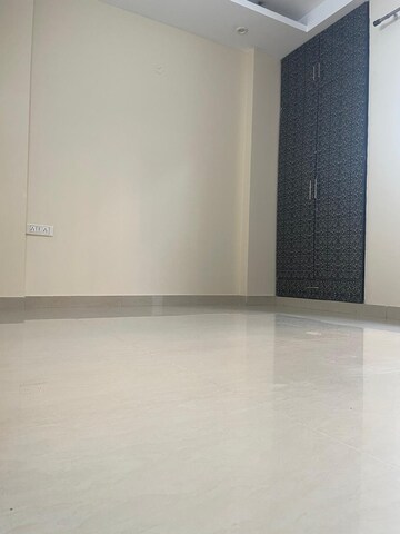 Room in 2 BHK Builder Floor at Sector 9a – for Rent