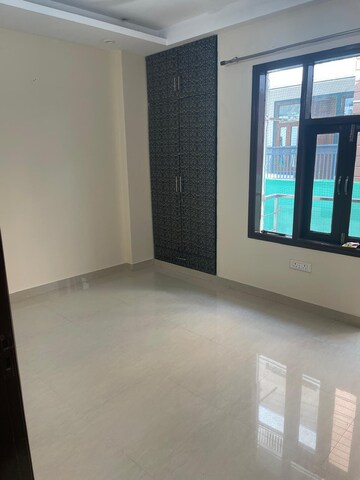 Room in 2 BHK Builder Floor at Sector 9a – for Rent