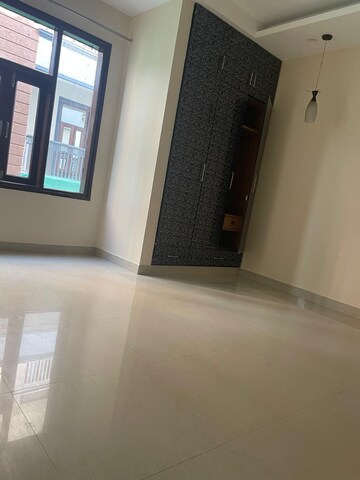 Room in 2 BHK Builder Floor at Sector 9a – for Rent