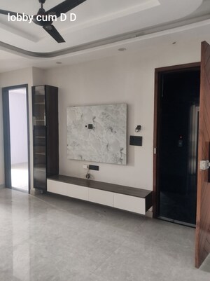 Room in 3 BHK Builder Floor at BPTP Amstoria Country Floor, Sector 102 – for Rent