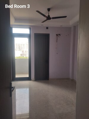 Room in 3 BHK Builder Floor at BPTP Amstoria Country Floor, Sector 102 – for Rent