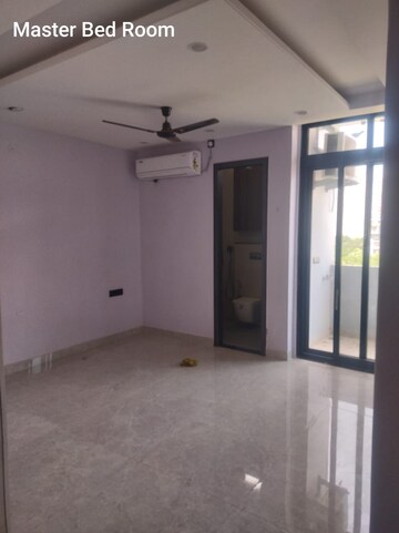 Room in 3 BHK Builder Floor at BPTP Amstoria Country Floor, Sector 102 – for Rent