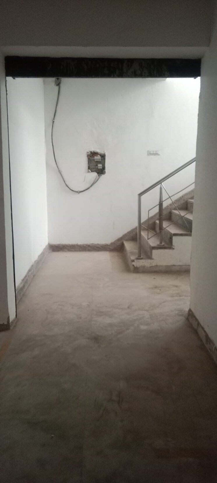  Parking, sector 63 Commercial Industrial Plot 1600 Sq.Ft. In Sector 63 Noida 9315955