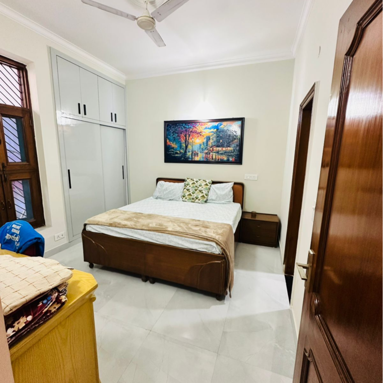 Room, rwa-apartments-sector-37 2.5 Bedroom 200 Sq.Mt. Builder Floor In Arun Vihar Noida 9316021