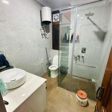 Team Area in 2.5 BHK Builder Floor at RWA Apartments Sector 37, Arun Vihar – for Rent