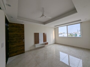 Room in 2 BHK Apartment at Smart World Orchard, Sector 61 – for Sale