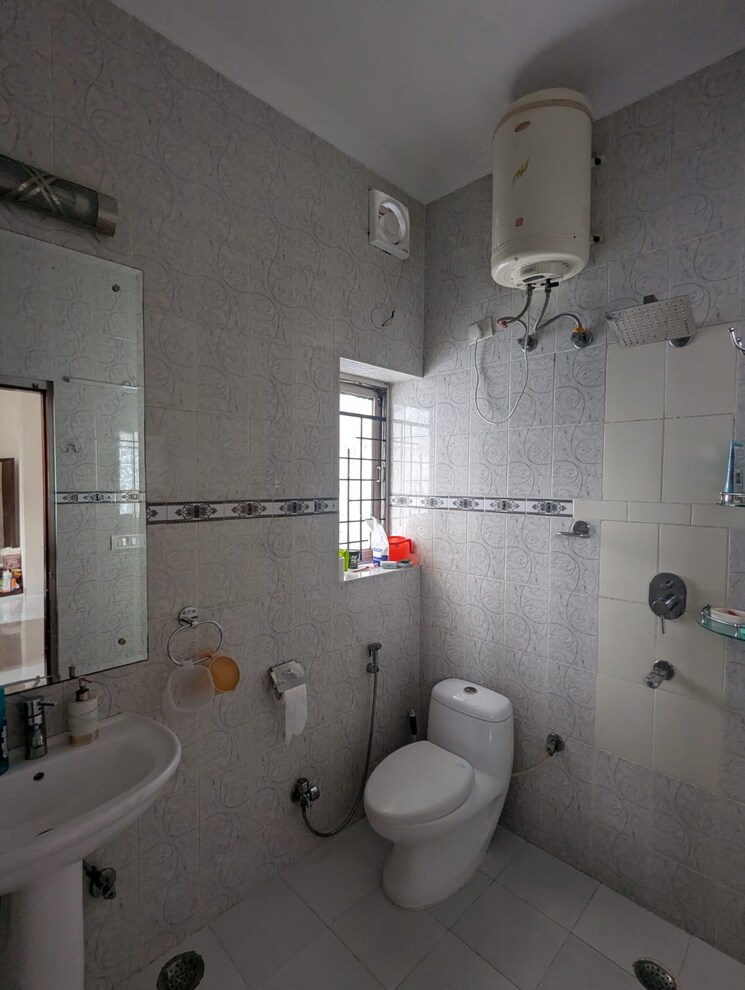 Bathroom, hauz khas 3 Bedroom 2250 Sq.Ft. Builder Floor In Hauz Khas Delhi 9316093