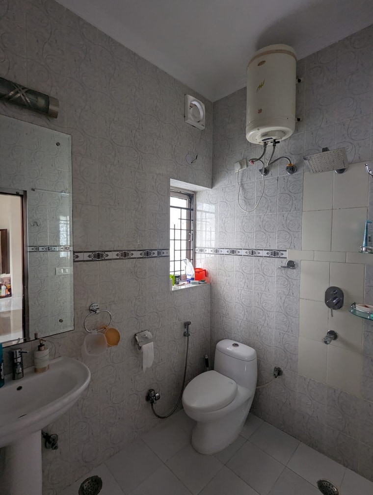 Bathroom, hauz khas 3 Bedroom 2250 Sq.Ft. Builder Floor In Hauz Khas Delhi 9316093