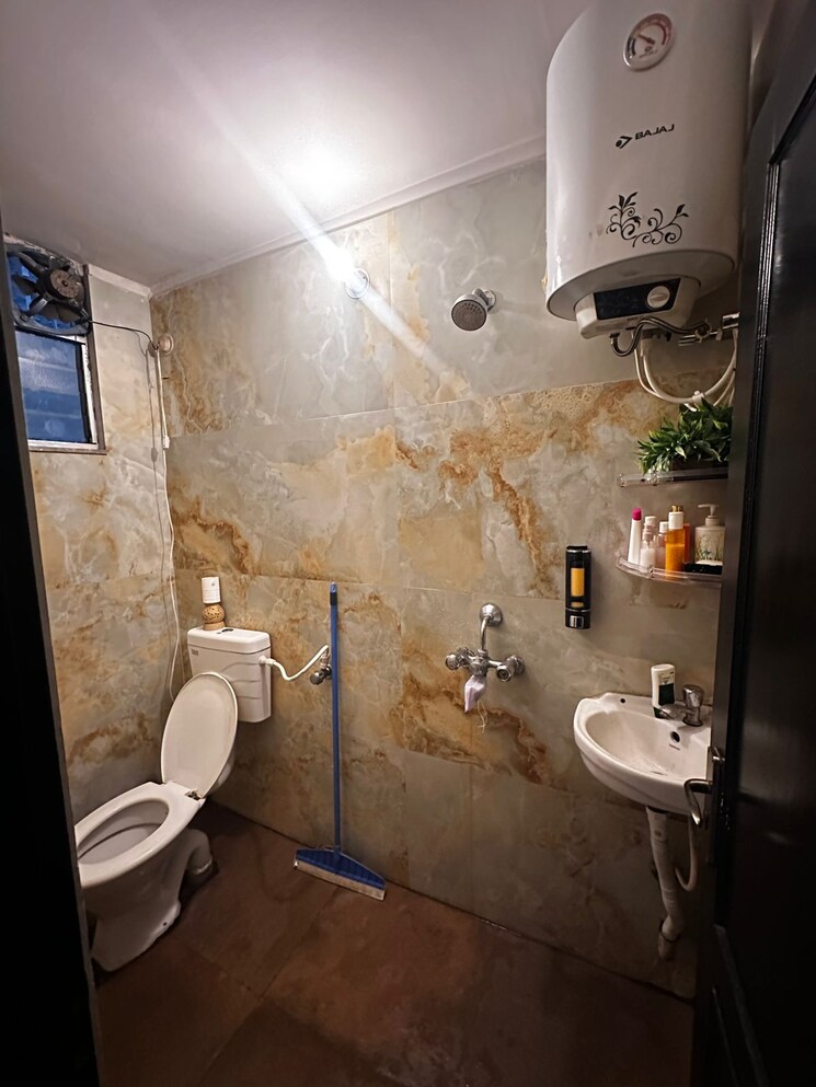 Bathroom, kutchery road 3 Bedroom 1300 Sq.Ft. Apartment In Kutchery Road Ranchi 9316088