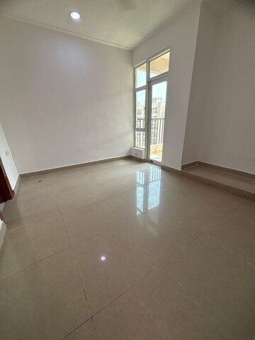 Room in 2.5 BHK Apartment at Mahagun Mahagunpuram II, Lal Kuan – for Sale