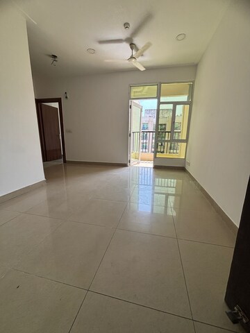 Room in 2.5 BHK Apartment at Mahagun Mahagunpuram II, Lal Kuan – for Sale