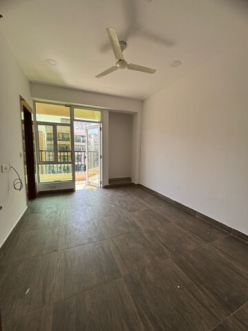 Room in 2.5 BHK Apartment at Mahagun Mahagunpuram II, Lal Kuan – for Sale