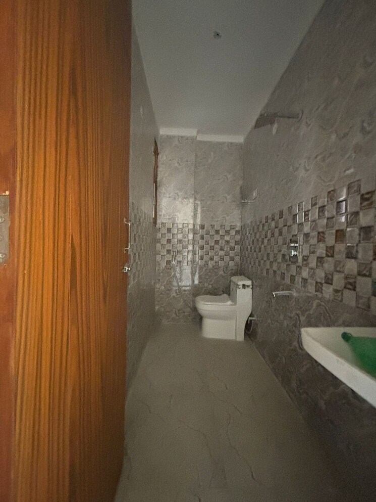 Bathroom, saket 3 Bedroom 1500 Sq.Ft. Builder Floor In Saket Delhi 9316165