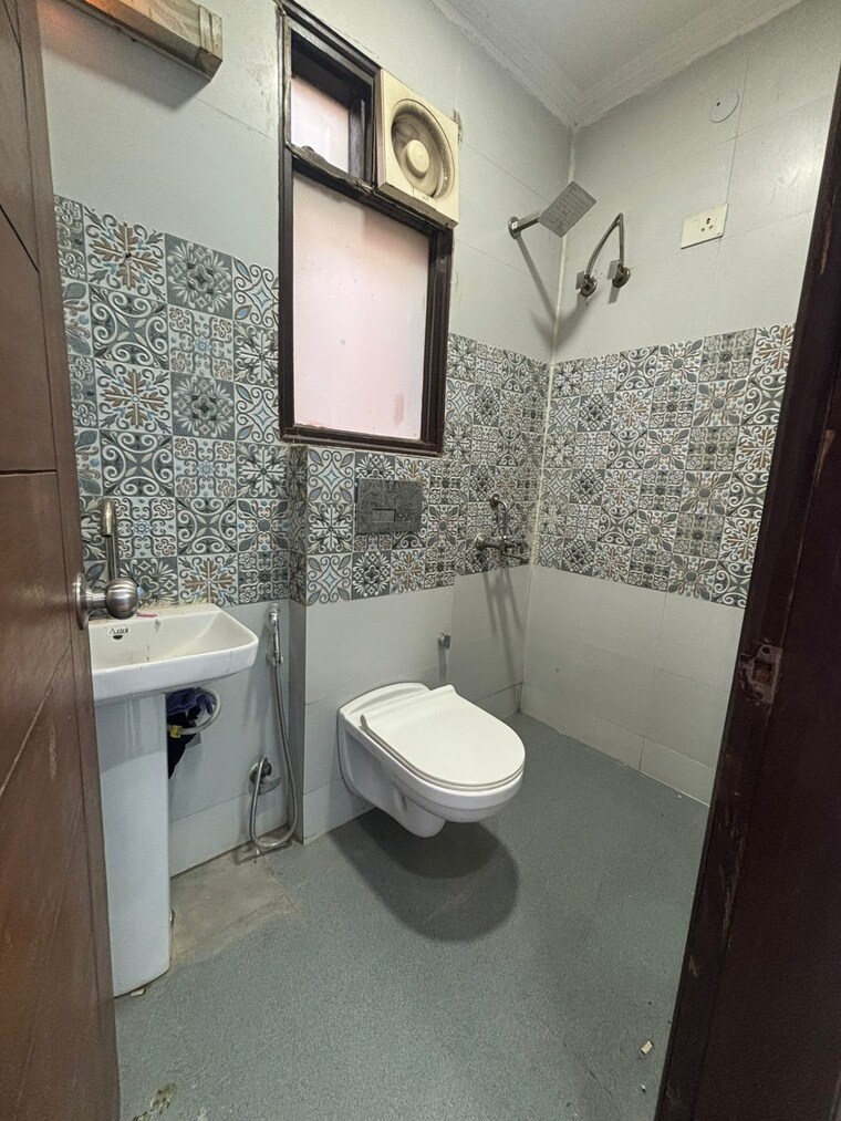 Bathroom, chattarpur 3 Bedroom 1150 Sq.Ft. Builder Floor In Chattarpur Delhi 9316172
