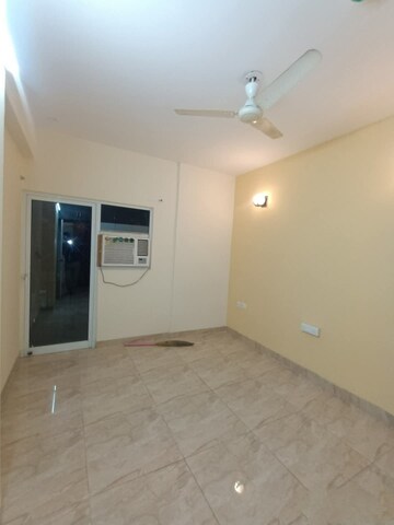 Room in 3 BHK Apartment at SKA Greenarch, Sector 16b Greater Noida – for Rent