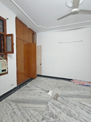 Room in 2 BHK Builder Floor at Sector 31 – for Rent