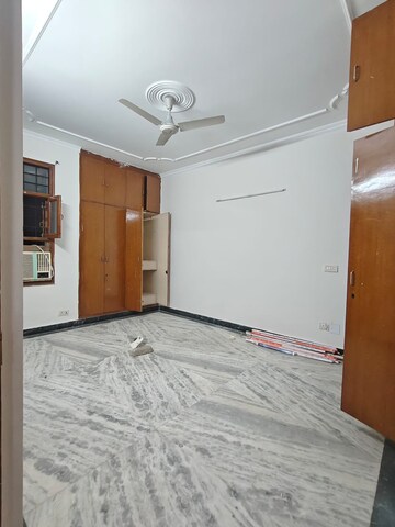 Room in 2 BHK Builder Floor at Sector 31 – for Rent