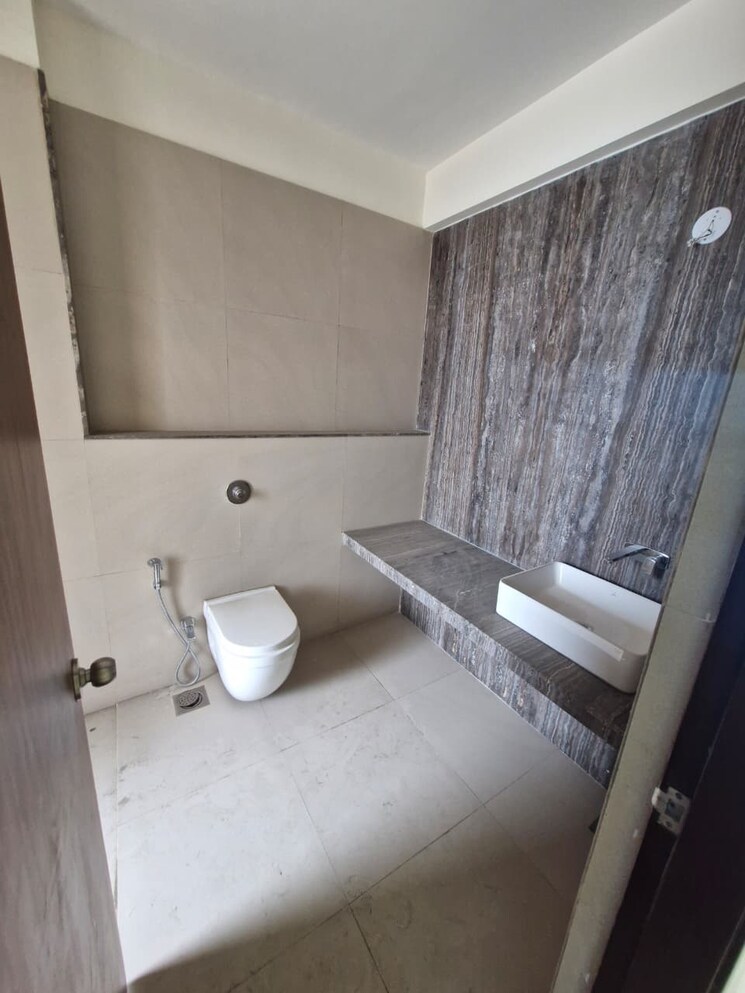 Bathroom, raj-tattva 4 Bedroom 2300 Sq.Ft. Apartment In Kapur Bawdi Thane 9316267