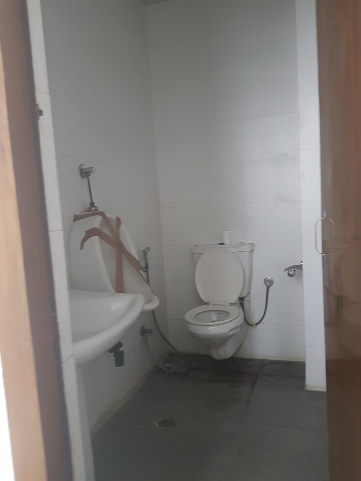 Attached Bathroom, govindpuri 1 RK 1000 Sq.Ft. Apartment In Govindpuri Delhi 9309816