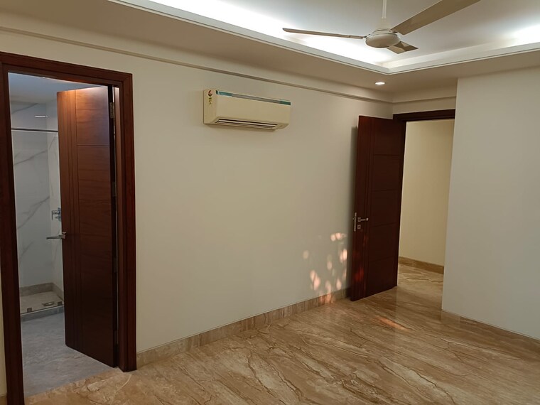 Room, safdarjung enclave 4 Bedroom 300 Sq.Yd. Builder Floor In Safdarjung Enclave Delhi 9316385