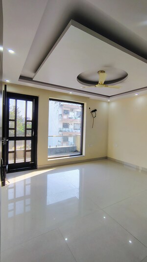 Room in 3 BHK Builder Floor at Sushant Lok 2, Sector 57 – for Rent