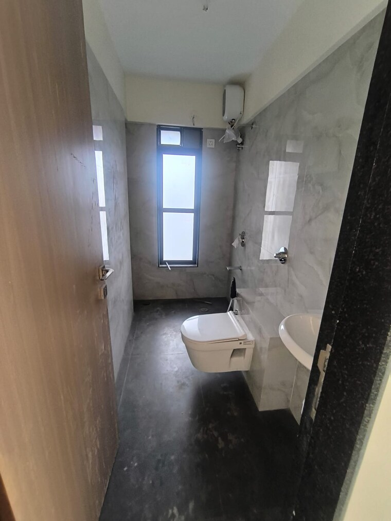 Bathroom, je-and-vee-madhuban 3.5 Bedroom 1100 Sq.Ft. Apartment In Malad East Mumbai 9316470