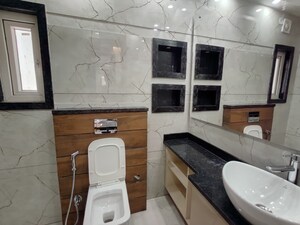 Bathroom in 4 BHK Builder Floor at DLF City Gurgaon, Sector 27 – for Rent