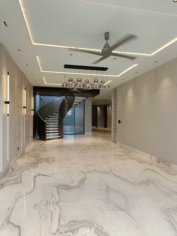 Parking in 5 BHK Builder Floor at DLF City Phase IV, Dlf Phase iv – for Sale