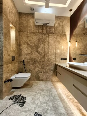 Bathroom in 5 BHK Builder Floor at DLF City Phase IV, Dlf Phase iv – for Sale