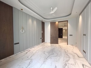 Room in 5 BHK Builder Floor at DLF City Phase IV, Dlf Phase iv – for Sale