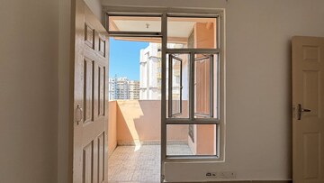 Room in 2 BHK Apartment at Supertech Cape Town, Sector 74 – for Rent