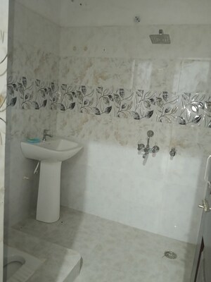 Master Bedroom in 2.5 BHK Builder Floor at Eldeco Twin Towers, Iim Road – for Rent