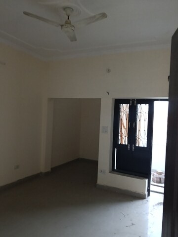 Room in 2.5 BHK Builder Floor at Eldeco Twin Towers, Iim Road – for Rent