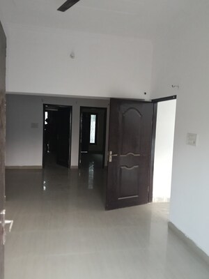 Room in 2.5 BHK Builder Floor at Eldeco Twin Towers, Iim Road – for Rent