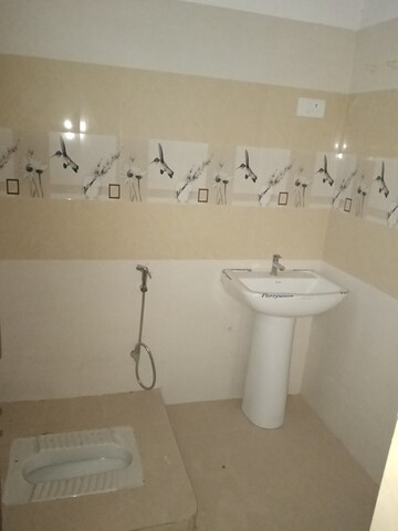 Bathroom in 2.5 BHK Builder Floor at Eldeco Twin Towers, Iim Road – for Rent