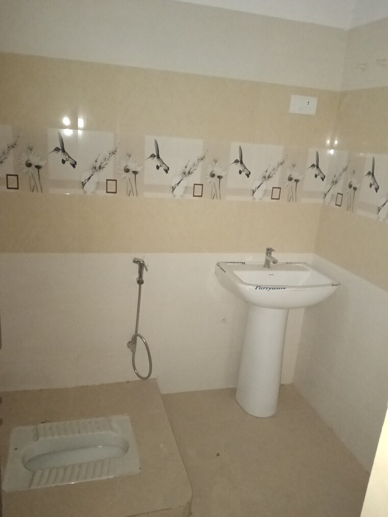 Bathroom, eldeco-twin-towers 2.5 Bedroom 1250 Sq.Ft. Builder Floor In Iim Road Lucknow 9316916