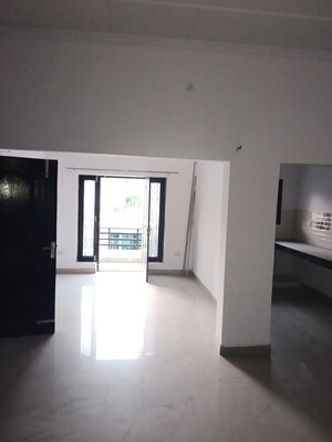 Room in 2.5 BHK Builder Floor at Eldeco Twin Towers, Iim Road – for Rent