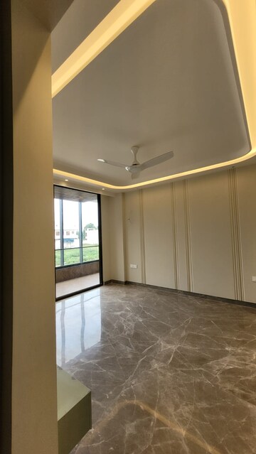 Room in 4 BHK Builder Floor at Sector 85 – for Sale
