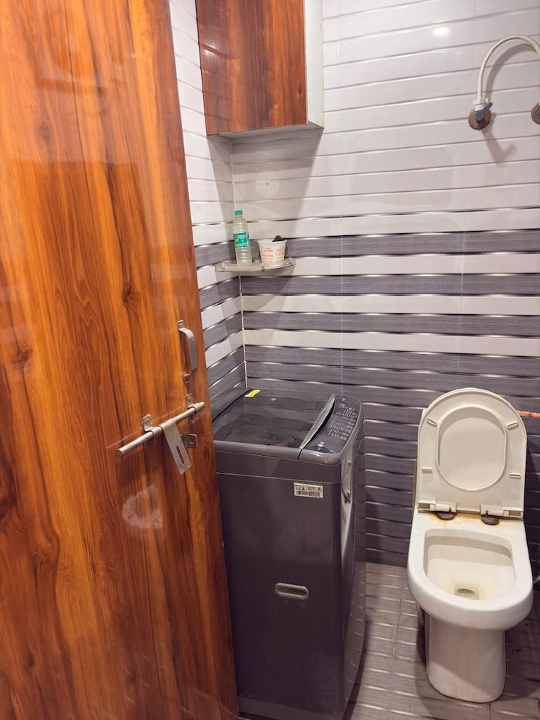 Attached Bathroom, sector 115 2.5 Bedroom 1000 Sq.Ft. Independent House In Sector 115 Noida 9317133