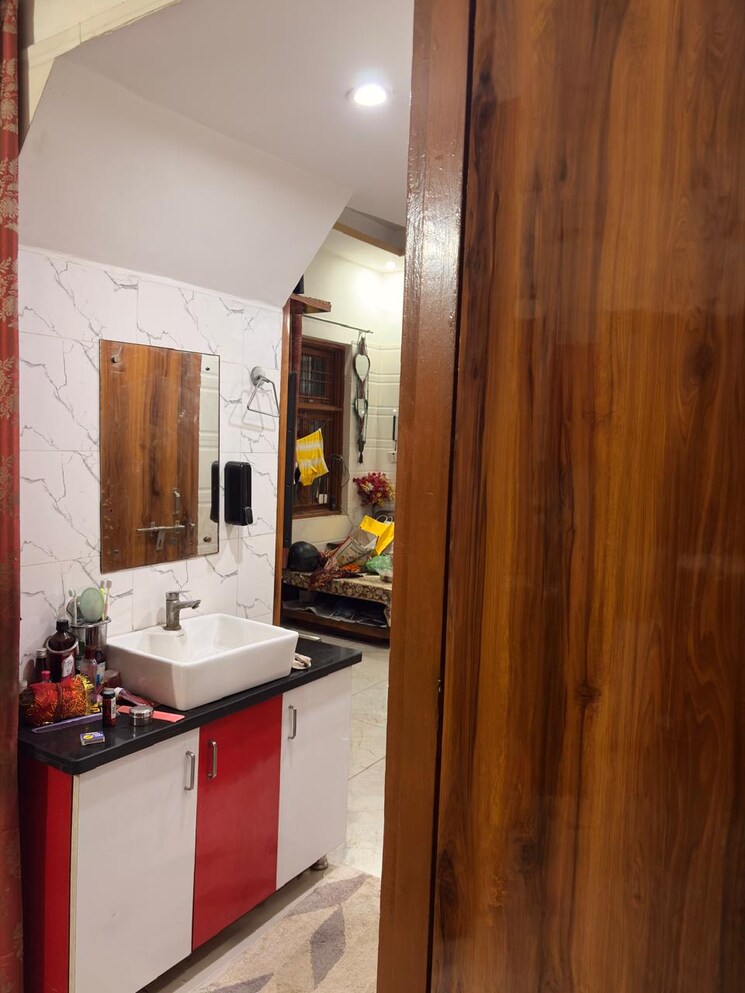 Attached Bathroom, sector 115 2.5 Bedroom 1000 Sq.Ft. Independent House In Sector 115 Noida 9317133