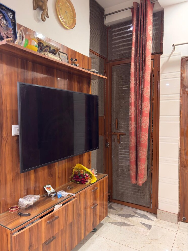 Room, sector 115 2.5 Bedroom 1000 Sq.Ft. Independent House In Sector 115 Noida 9317133