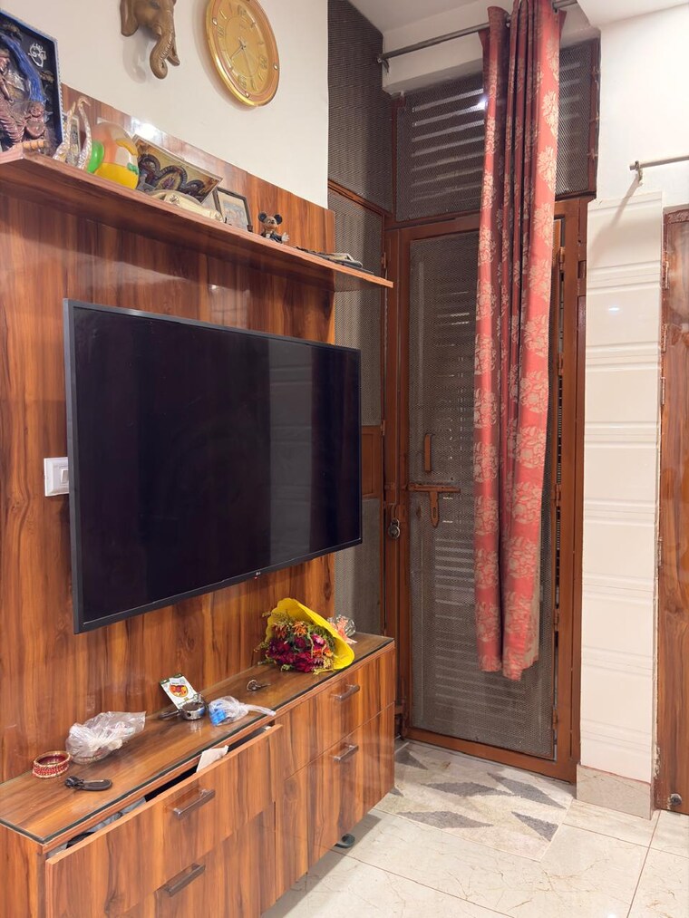 Room, sector 115 2.5 Bedroom 1000 Sq.Ft. Independent House In Sector 115 Noida 9317133