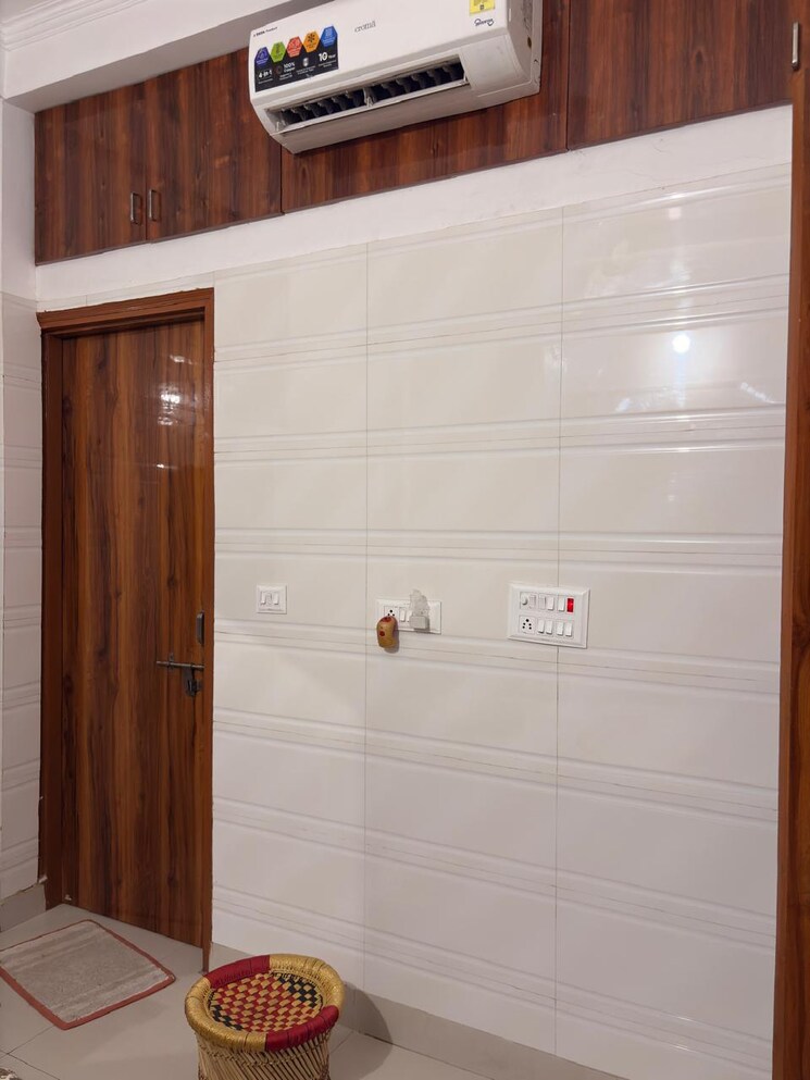 Room, sector 115 2.5 Bedroom 1000 Sq.Ft. Independent House In Sector 115 Noida 9317133