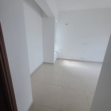 Room in 3 BHK Apartment at Kalpataru Immensa, Kolshet Road – for Sale