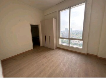 Room in 4 BHK Apartment at Pioneer Park Presidia, Sector 62 – for Sale