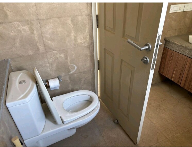 Bathroom, pioneer-park-presidia 4 Bedroom 4480 Sq.Ft. Apartment In Sector 62 Gurgaon 9317417