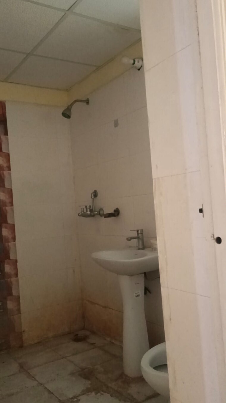 Bathroom, amrapali-riverview 2 Bedroom 845 Sq.Ft. Apartment In Amrapali Leisure Valley Greater Noida 9317530